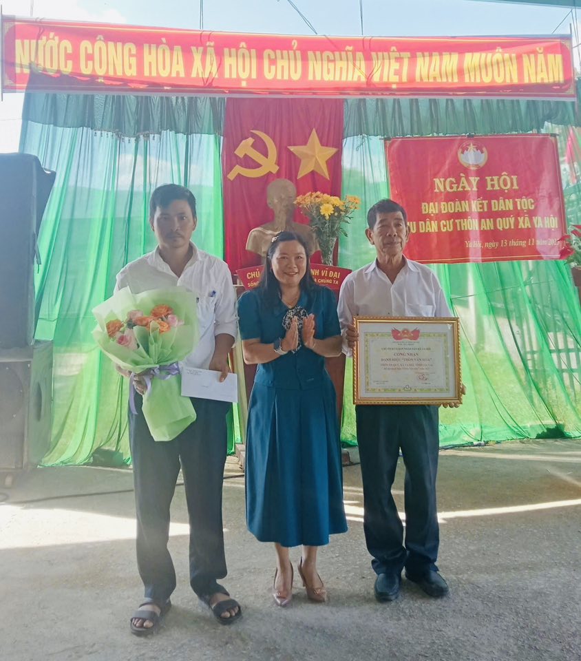 Trưởng phòng VHXH xã trao Quyết định, Bằng công nhận